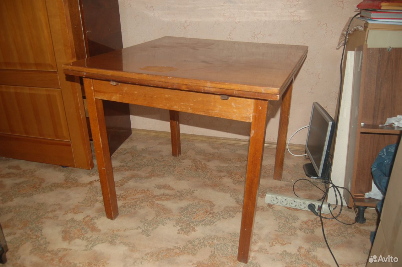 Старый лакированный стол
