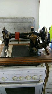 Антикварная швейная машинка Zinger