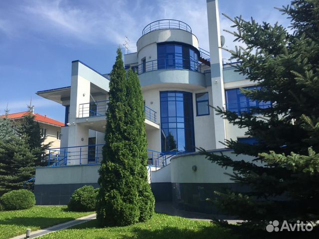 Коттедж 700 м² на участке 10 сот.