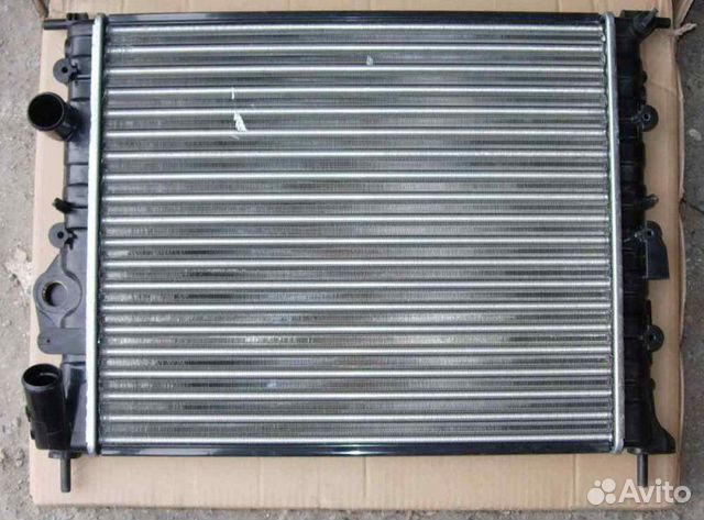 Радиатор охлаждения двигателя Renault Logan