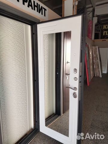 Дверь входная металлическая с зеркалом