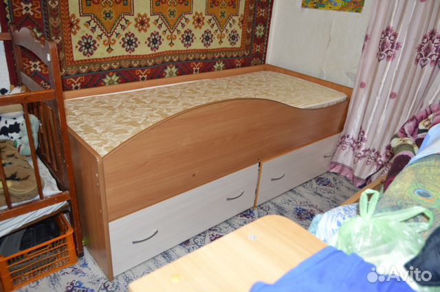 Авито мебель кровати б у. Детская кровать б/у. Детская кровать с бордюром. Кровать подростковая б/у. Барахолка мебели детская кровать.