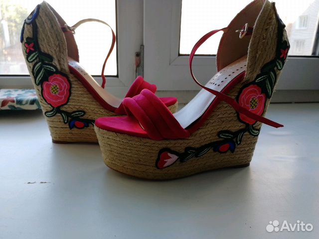 Босоножки на танкетке под Gucci