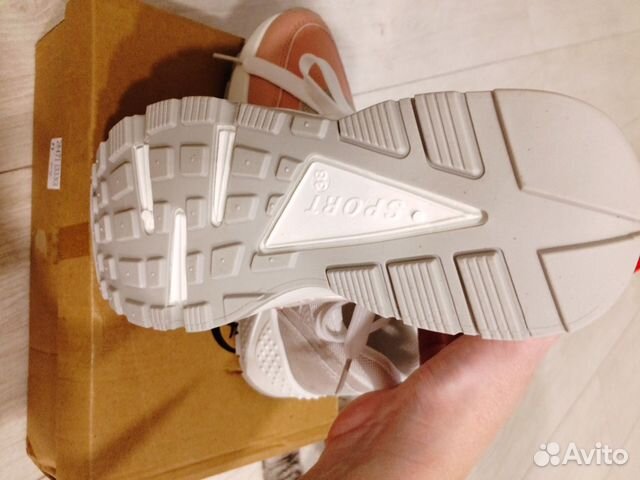 Стильные женские кроссовки