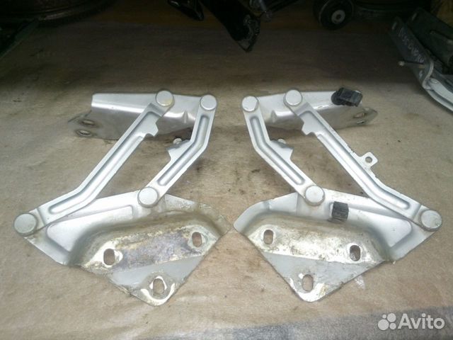 Петля капота Volkswagen Touareg 2002-2010 Петля капота Volkswagen Touareg 2002-2010