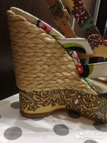 Босоножки на танкетке Dolce & Gabbana Босоножки на танкетке Dolce & Gabbana