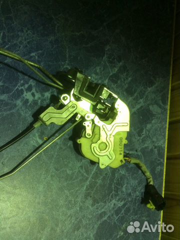 Замок двери передней правой Kia Sorento 2002-2009;