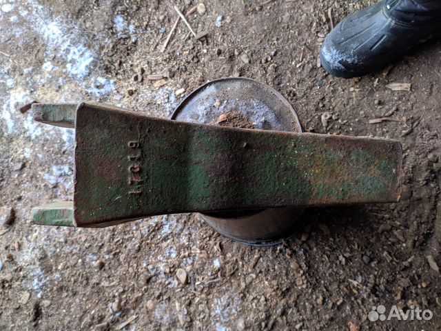 Центральный клин для экскаватора hitachi