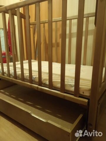 Детская кроватка с маятником Детская кроватка с маятником