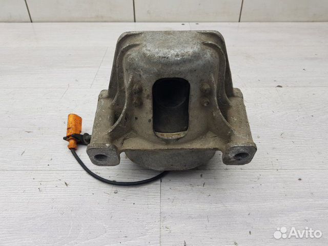 Опора двигателя Audi A4 B8 cdhb 2010 Опора двигателя Audi A4 B8 cdhb 2010