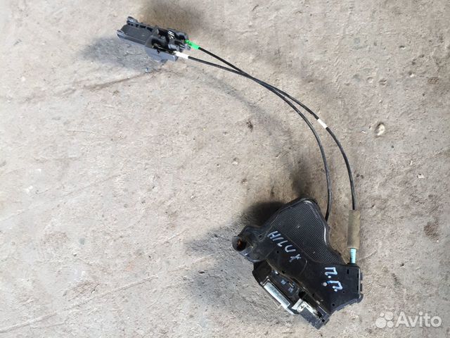 Замок двери передний правый Toyota Hilux 2005-2015