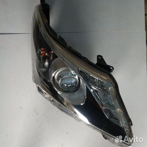 Фара правая Toyota Avensis