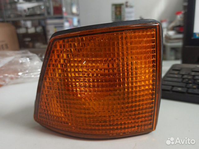 Поворотник правый BMW e32 7