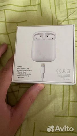 Наушники AirPods с беспроводным зарядным футляром Наушники AirPods с беспроводным зарядным футляром