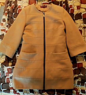 Бежевое пальто с укороченным рукавом