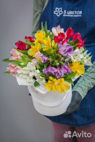 Букет из 9 альстромерий в шляпной коробке, цветы д