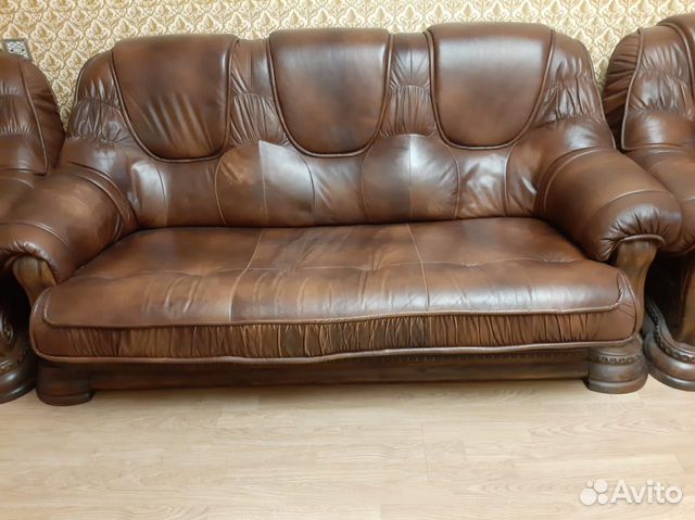 Продаётся комплект кожаный диван и два кресла