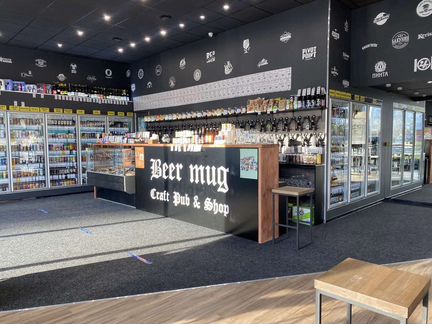 Продавец крафтового пива в магазин-бар