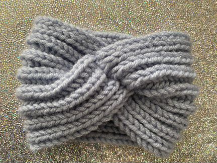 Повязка на голову вязаная