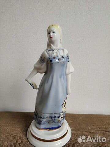 Фарфоровая статуэтка 
