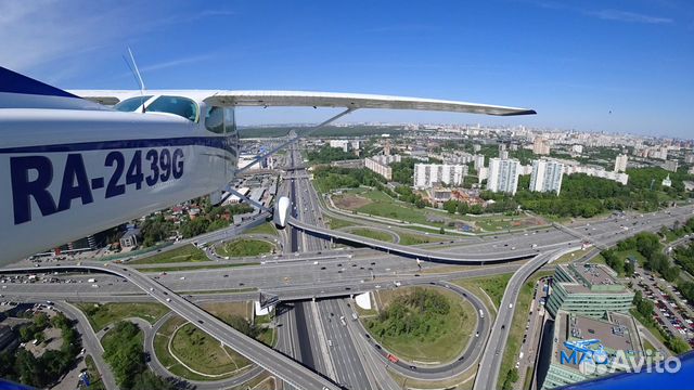 Полет на самолете над Москвой