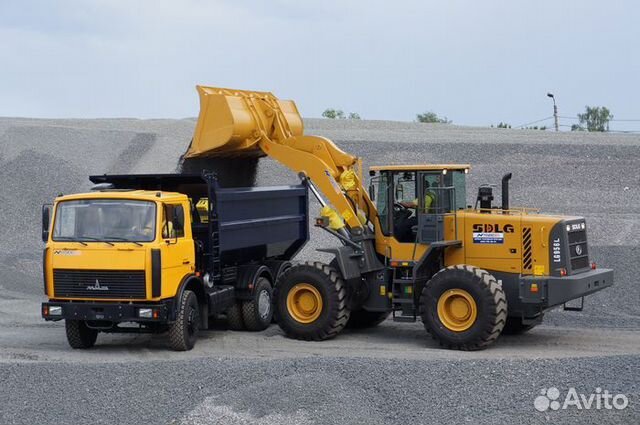 Спецтехника самосвал погрузчик. Уборка снега экскаватором погрузчиком jcb. Фронтальный погрузчик грузит самосвал. Экскаватор погрузчик и самосвал. Погрузчик грузит самосвал.