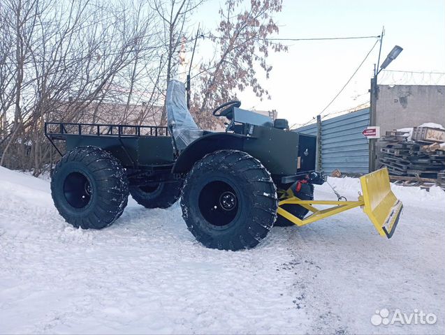 Вездеход с отвалом для снега