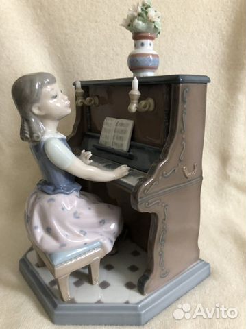 Фарфоровая статуэтка фирмы 