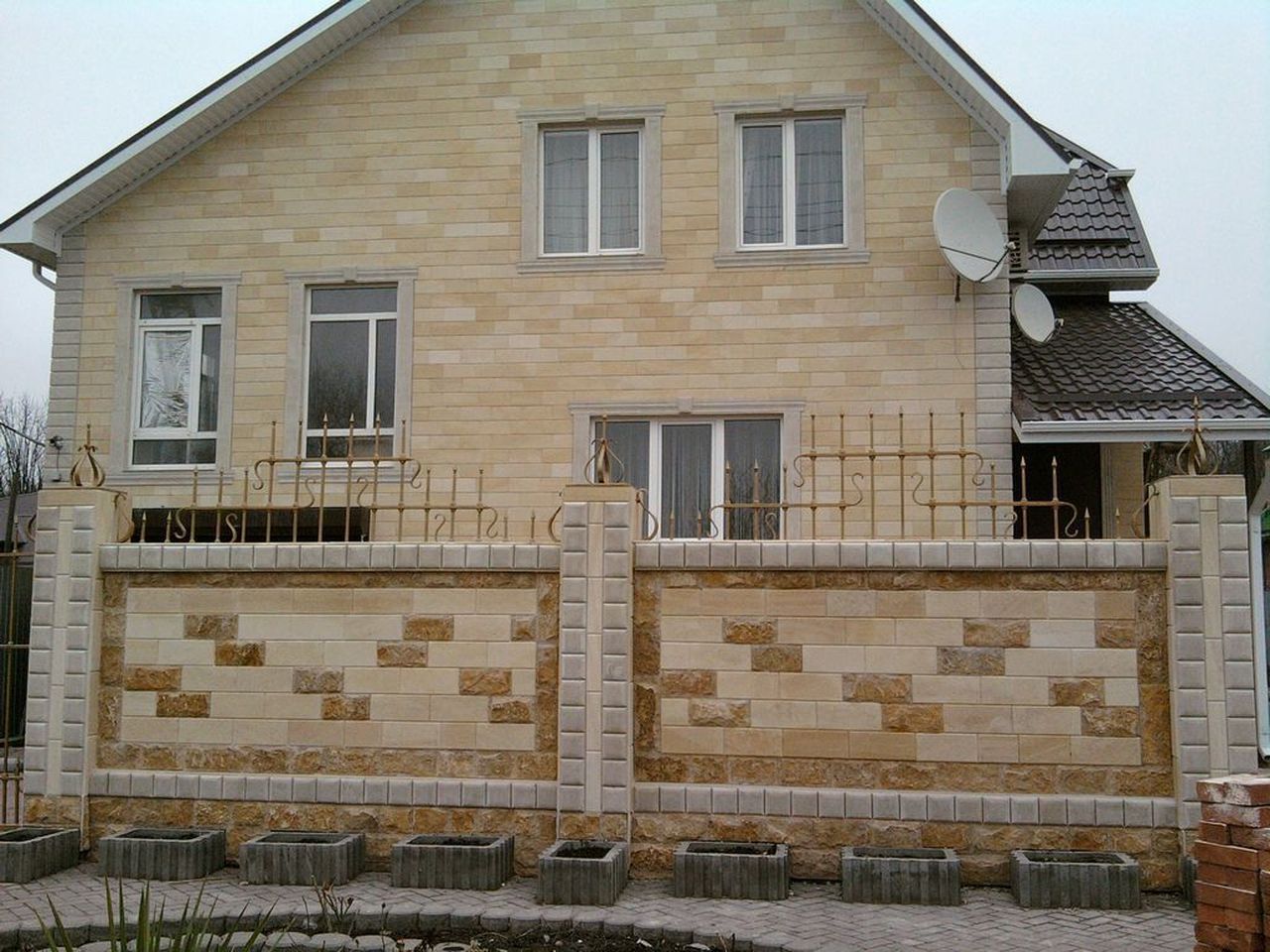 Отделка дома дагестанским камнем