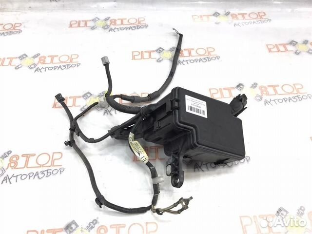 Блок предохранителей под капотом Toyota Estima (A