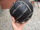 Волейбольный мяч отсался с СССР очень стариный