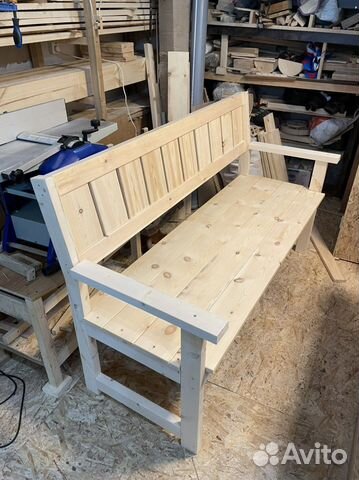 Скамейка из дерева (садовая)