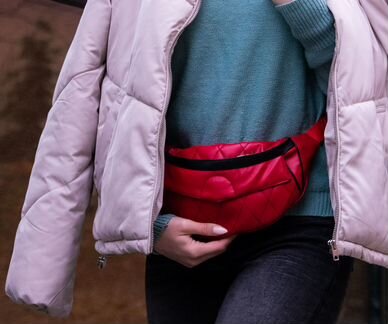 Поясная сумка красная с замком-магнитом