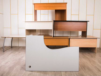 Угловой письменный стол в офис