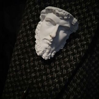 Крупная брошь-скульптура