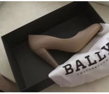 Шикарные новые Bally туфли лодочки на 39 размер
