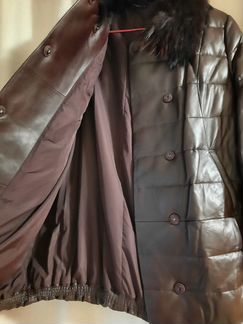 Утепленное кожаное пальто с мехом енота