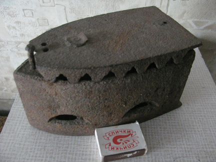 Утюг старинный раскопки - реквизит