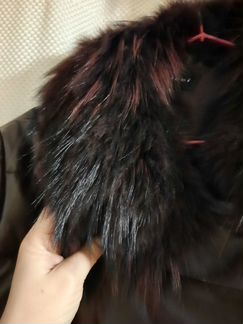 Утепленное кожаное пальто с мехом енота