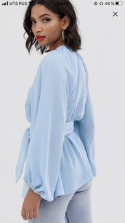 Блузка рубашка с глубоким вырезом и поясом