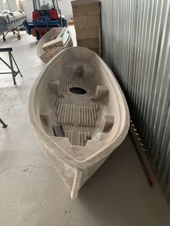 Стеклопластиковая рыбацкая лодка