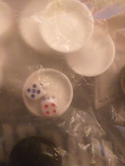 Набор фишек и кубиков для игры в нарды