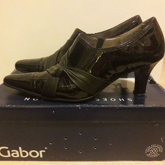 Закрытые лаковые туфли Gabor