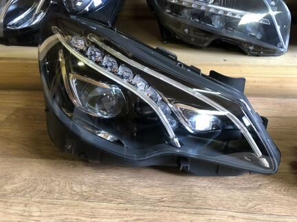 Фара правая Мерседес 207 рестайлинг