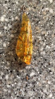 Кулон ручной работы из янтаря