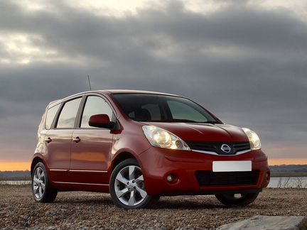 Стекло передней двери на nissan note 2006-2013