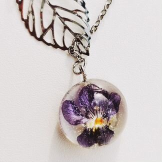 Колье с цветком лесной фиалки в эпоксидной смоле