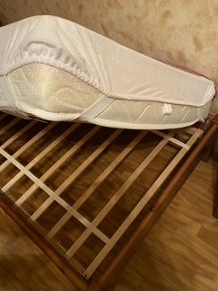 Кровать с матрацем и простыней