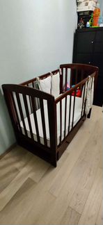 Детская кроватка с маятниковым механизмом