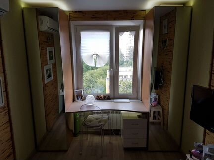 Шкаф и стол